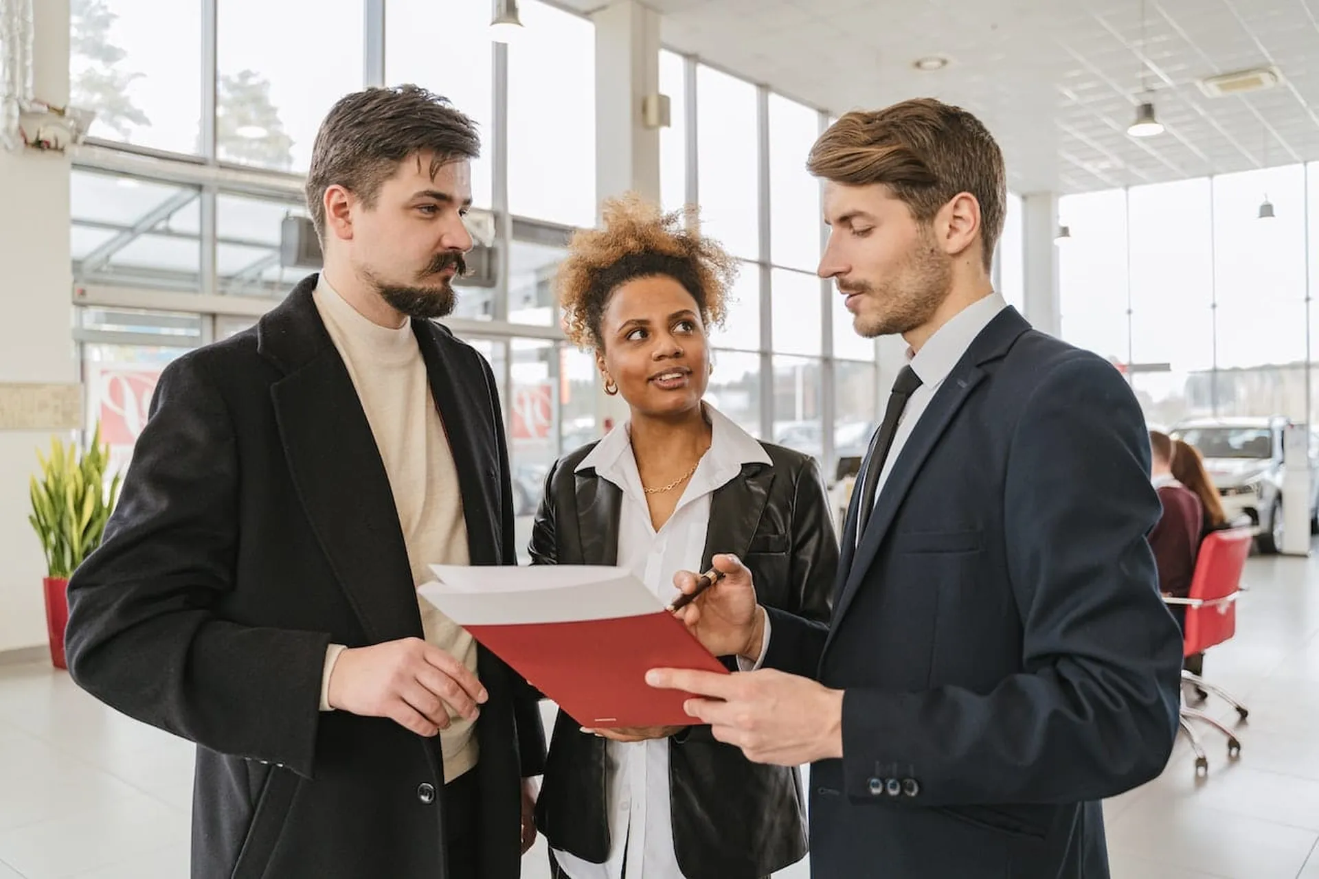 Leasing finansowy czy operacyjny? Który wybrać - obrazek przedstawia grupę ludzi podczas konsultacji