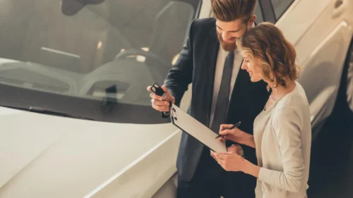 Leasing w PLN, czy w EURO - który bardziej się opłaca? Obrazek przedstawia konsultacje klientki z doradcą