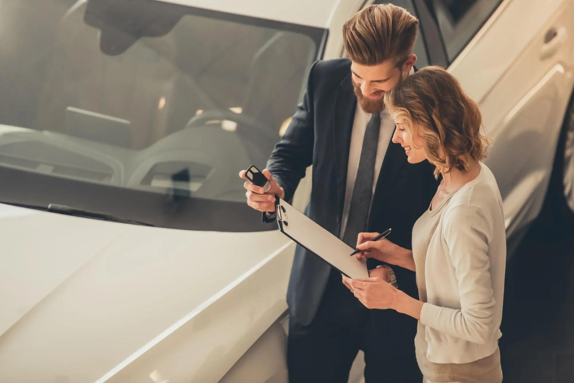 Leasing w PLN, czy w EURO - który bardziej się opłaca? Obrazek przedstawia konsultacje klientki z doradcą