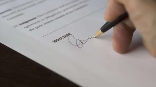 Cesja leasingu - jak przejąć umowę lesingową - obrazek przedstawia moment podpisania cesji leasingu