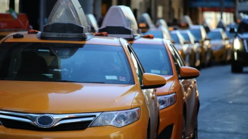 Leasing na taxi — Szereg żółtych taksówek stojących w kolejce na ulicy.