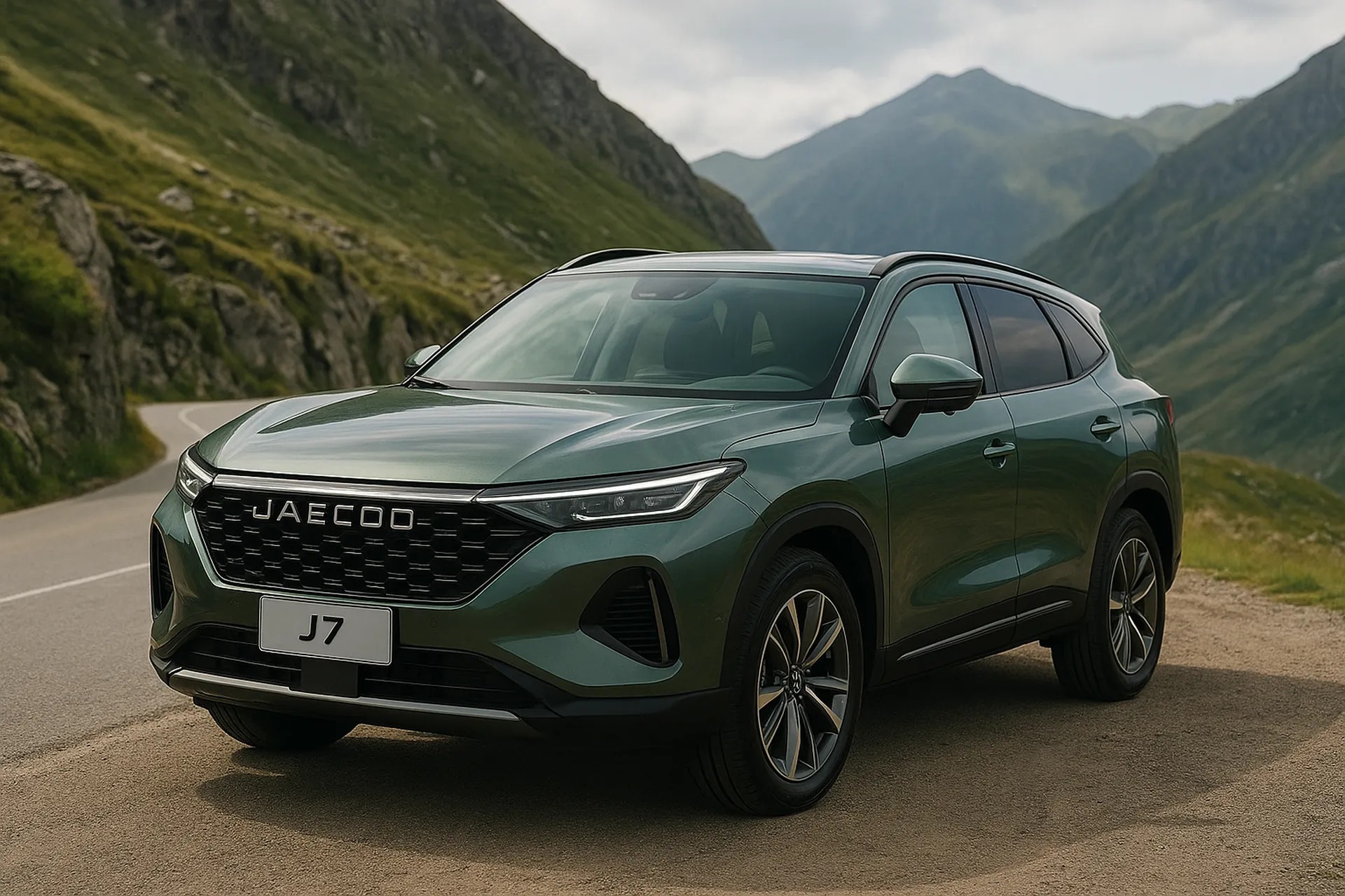 Zielony Jaecoo J7 – SUV w górach, ujęcie 3/4 od przodu na górskiej drodze.