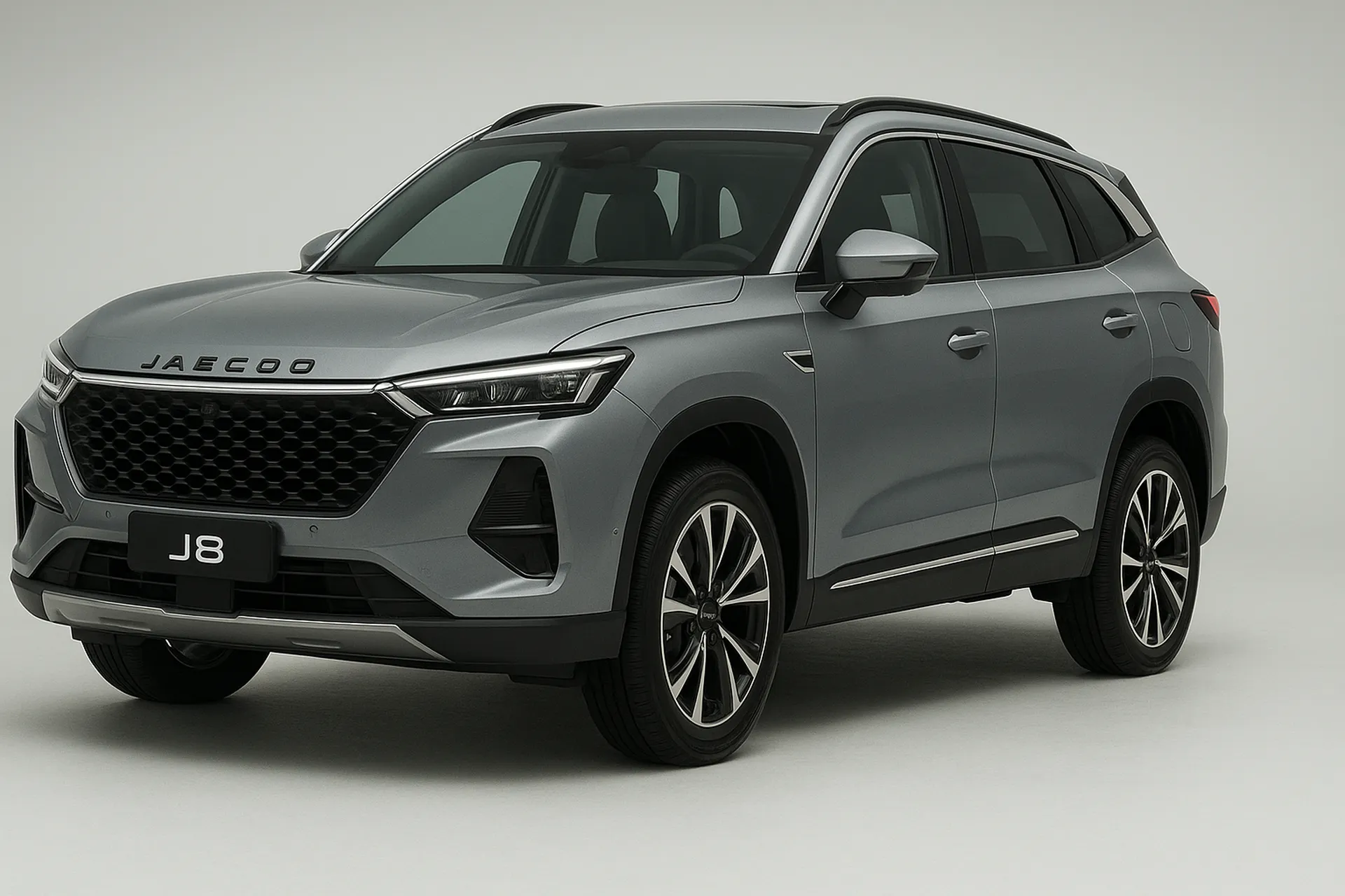 Jaecoo J8 w kolorze srebrnym na neutralnym tle – wyraźny grill i wąskie reflektory.