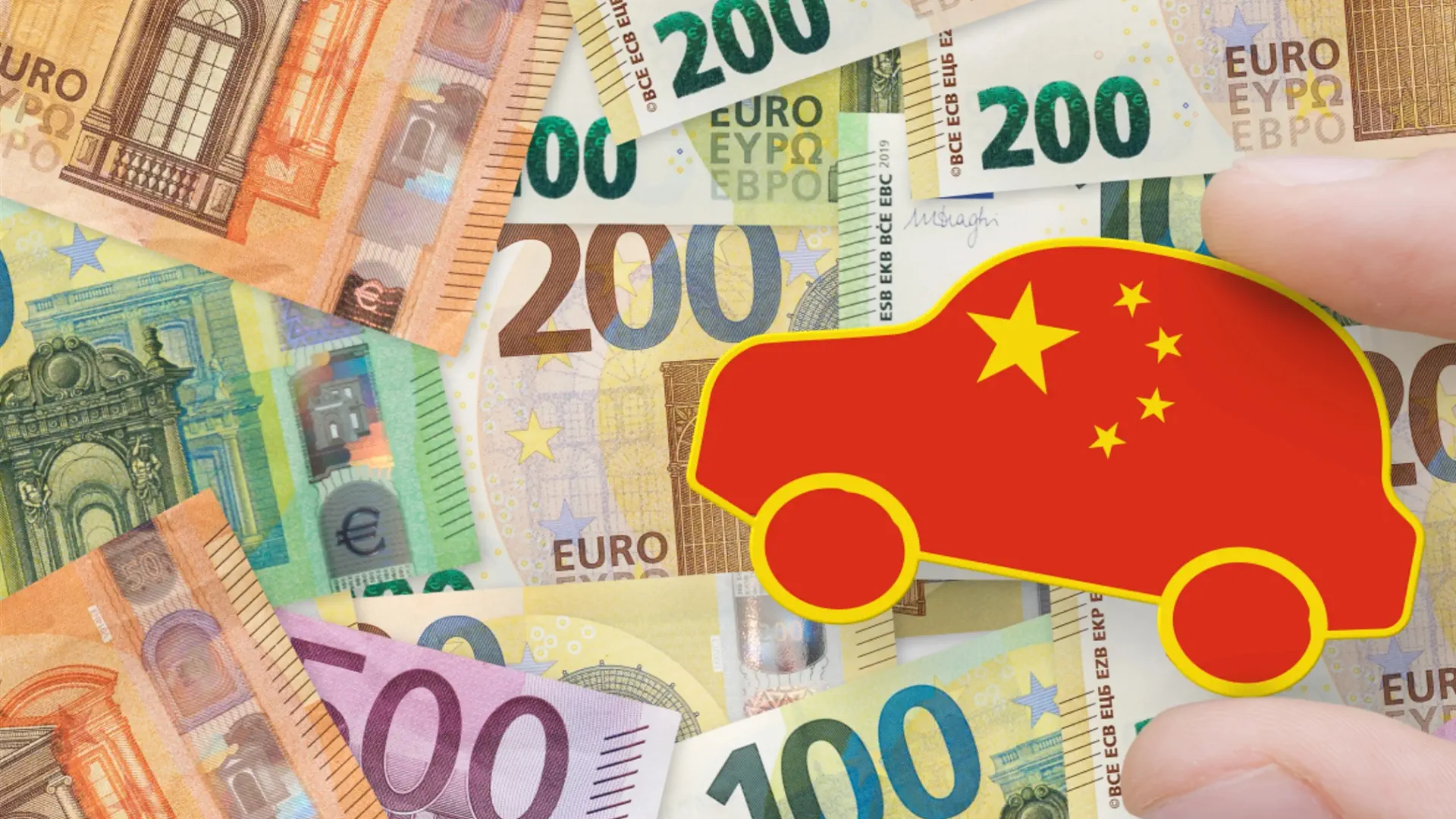 Zabawkowy samochód pomalowany w kolory flagi Chin. W tle widoczne są banknoty.